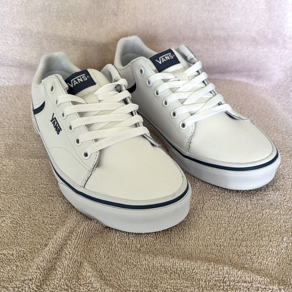 Vans Seldan Leather White/Navy . Size W-8.5 NIB